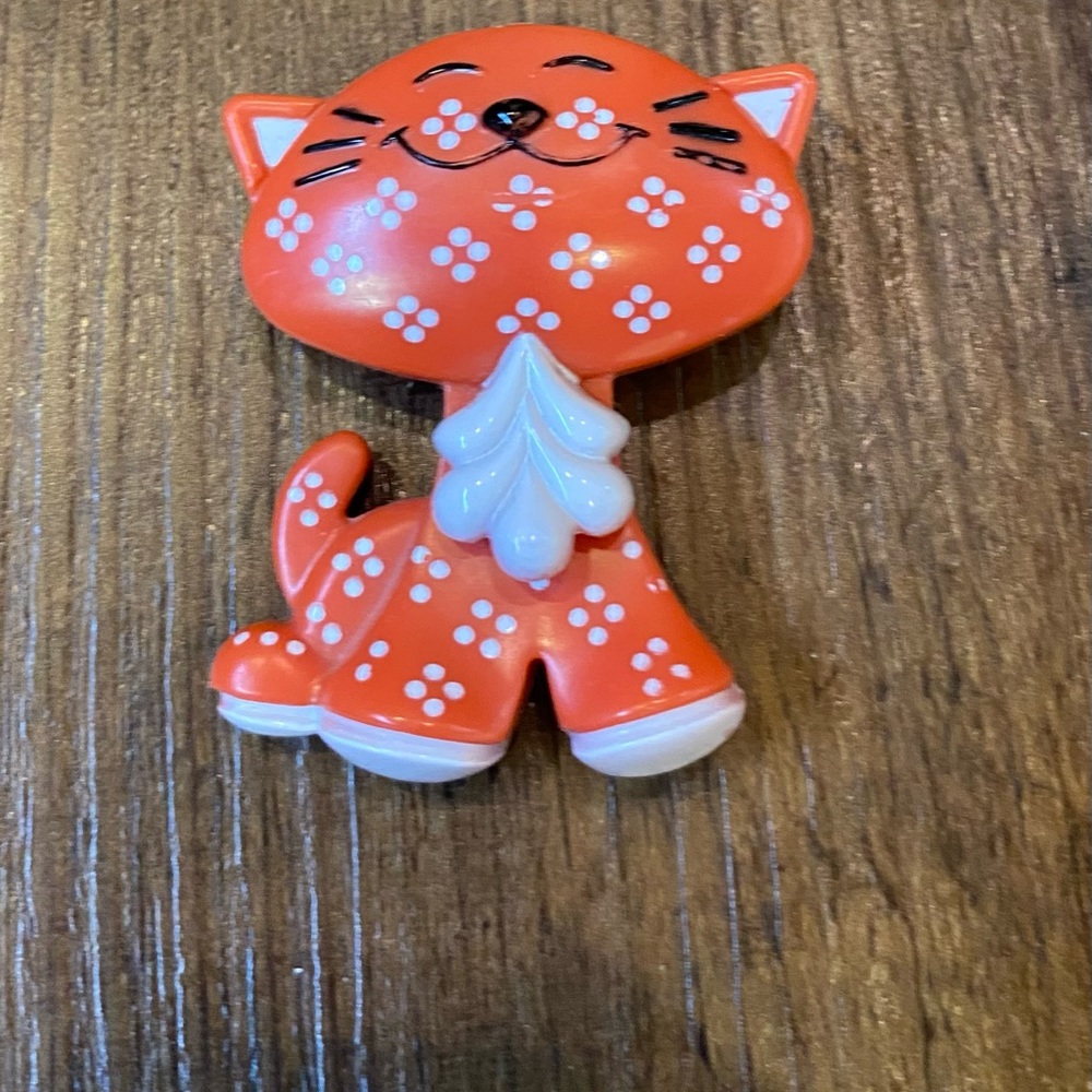 Avon vintage tabby cat fragrance pin